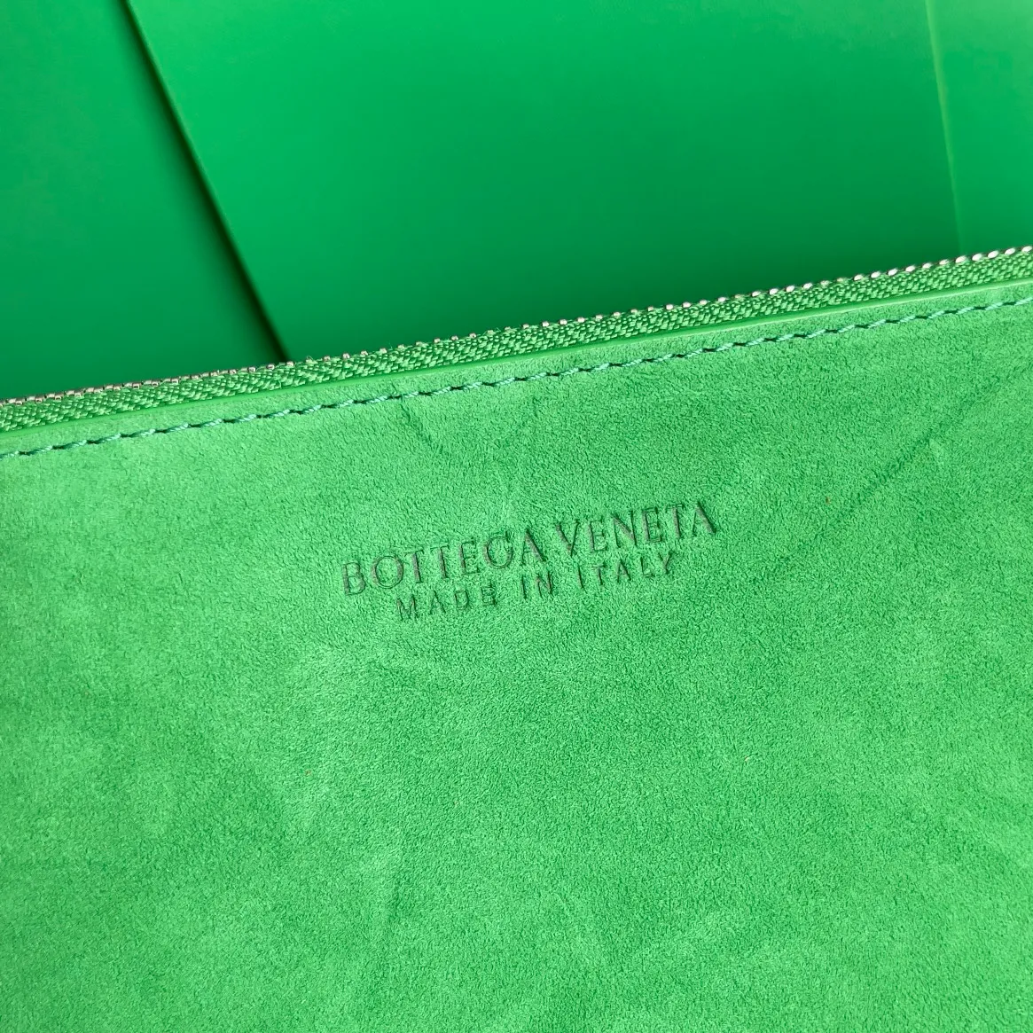 Batch 2560 BV large tote bag finally shipped🔥🔥 The leather feels great! It’s a very low-key bag. The more I look at it, the more I like it. I usually go out for rides and planes because I have a lot of things and need to carry a computer. Carrying a bag like this is all it takes. It comes with a small bag for storage, which is very convenient. Style number: 680165 Size 47✖️13✖️33